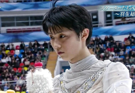 太细节了吧羽生结弦杯套和表演服居然是配套的