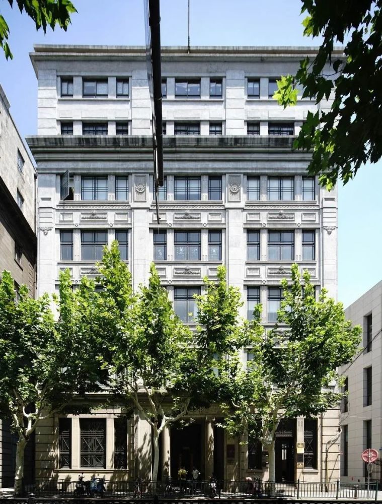 记忆建筑可阅读北京东路这幢百年大楼里的彩色玻璃天窗
