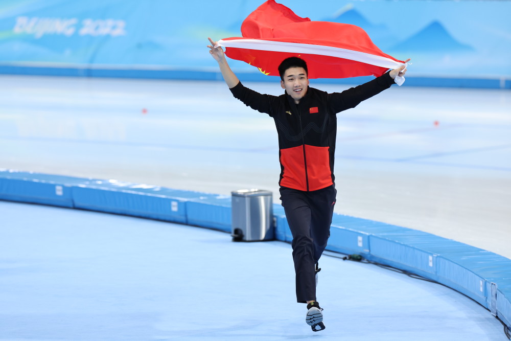 夺冠后高亭宇身披国旗绕场庆祝