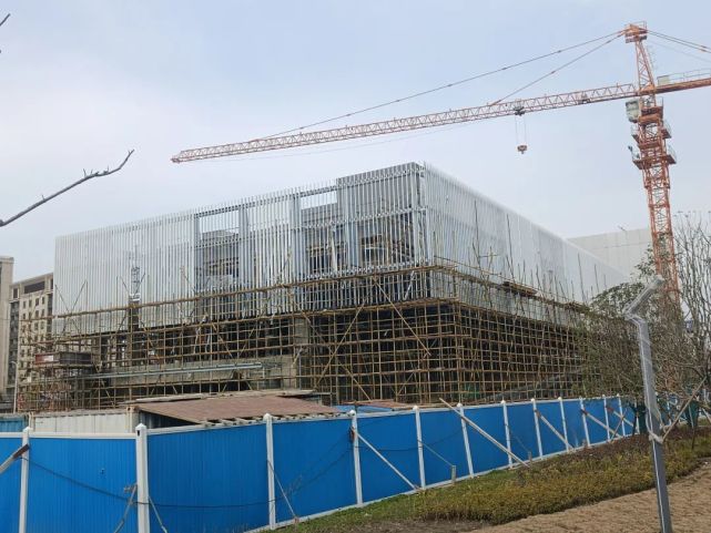 居民"云"消息:在建的顾村体育馆已初步露出雄姿,按计划将在今年7月底
