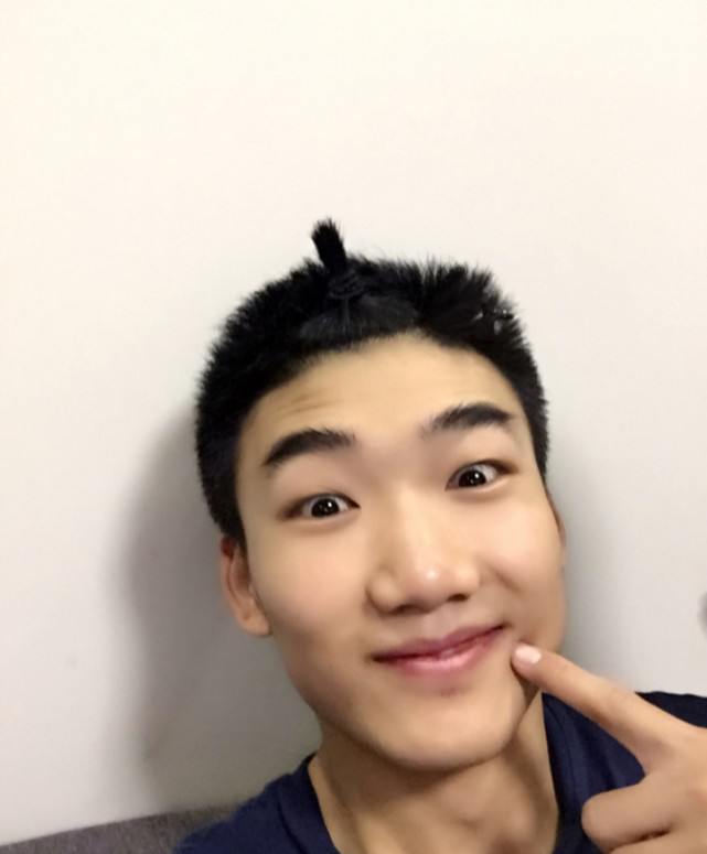 阳光搞怪的冬奥运动员一一高亭宇