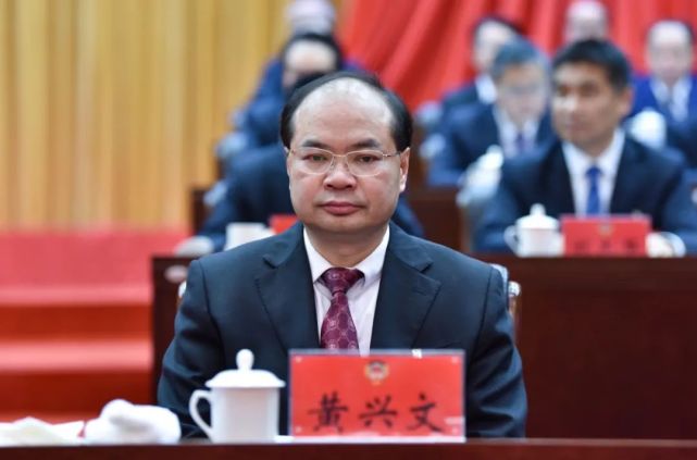 刘文新前排就座州委书记刘文新,州委副书记,州长黄兴文,邓家富