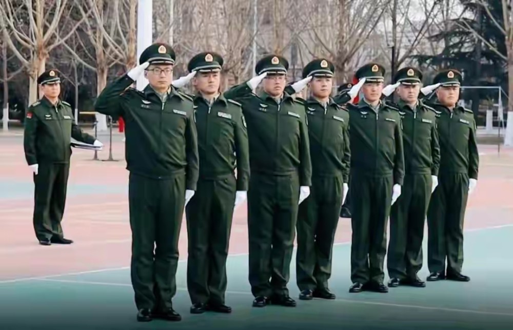 在今年部队开训中,许多官兵穿上了新式作训服,使官兵在训练场上倍感