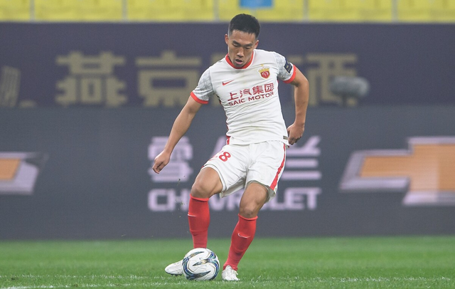 李昂加盟上港原本让贺惯主力难保如今他却完成逆袭再次成核心