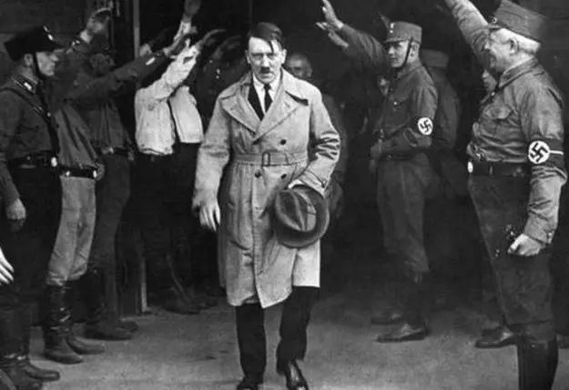 人们猜测老人可能曾经是希特勒的替身,因为他的确与年轻时的希特勒在