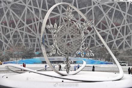 冬奥掠影|皑皑白雪下的"雪花"火炬台