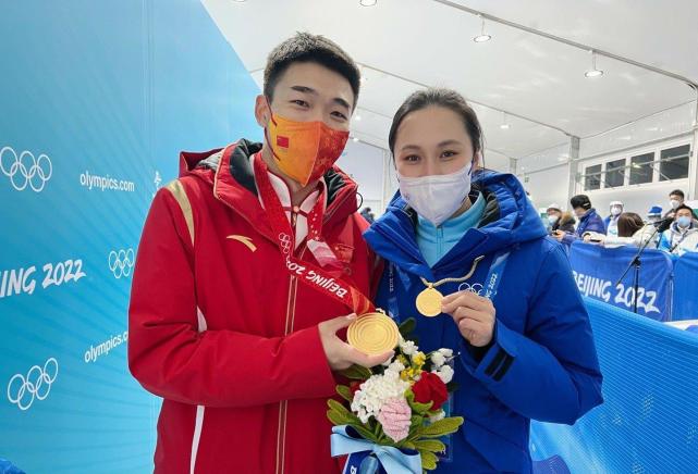 中国速度滑冰2块金牌首次合影她搂抱高亭宇太亲昵苏炳添发声