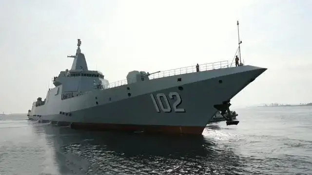 102拉萨舰入列将近一年,就连续进行8天演习,具备了综合作战能力