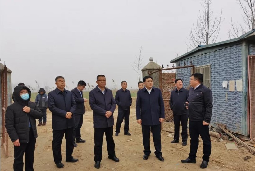 东明县委副书记张红,县委常委,办公室主任张建国,副县长李士春及县直