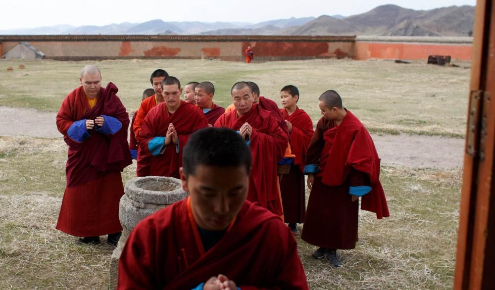 如今蒙古国的僧人们其次,提升宗教领袖的世俗地位.