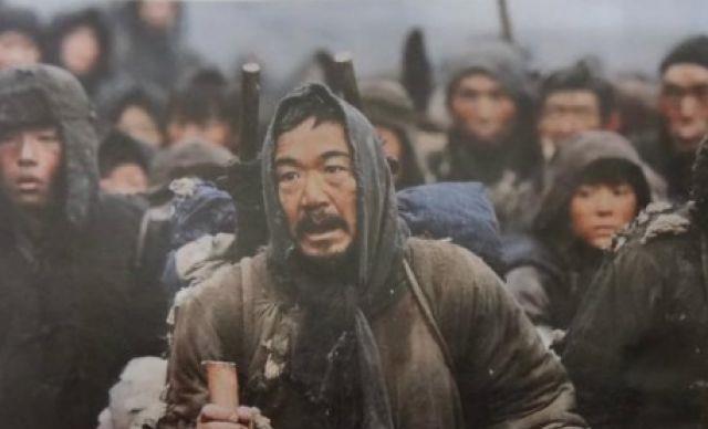 相互咬着对方的尾巴,一同声势滔天,视死如归地渡过黄河,纷纷流窜进了