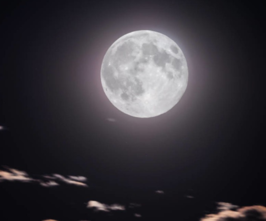 我们看不到月亮,叫做"新月,也叫"朔;到了农历十五左右,月球上亮的一
