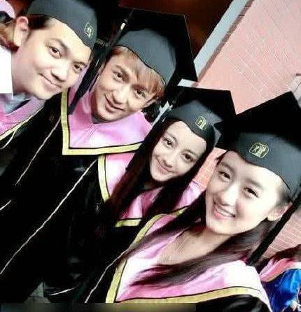 迪丽热巴毕业照清纯无敌撩发姿势太女神终于明白什么是神颜