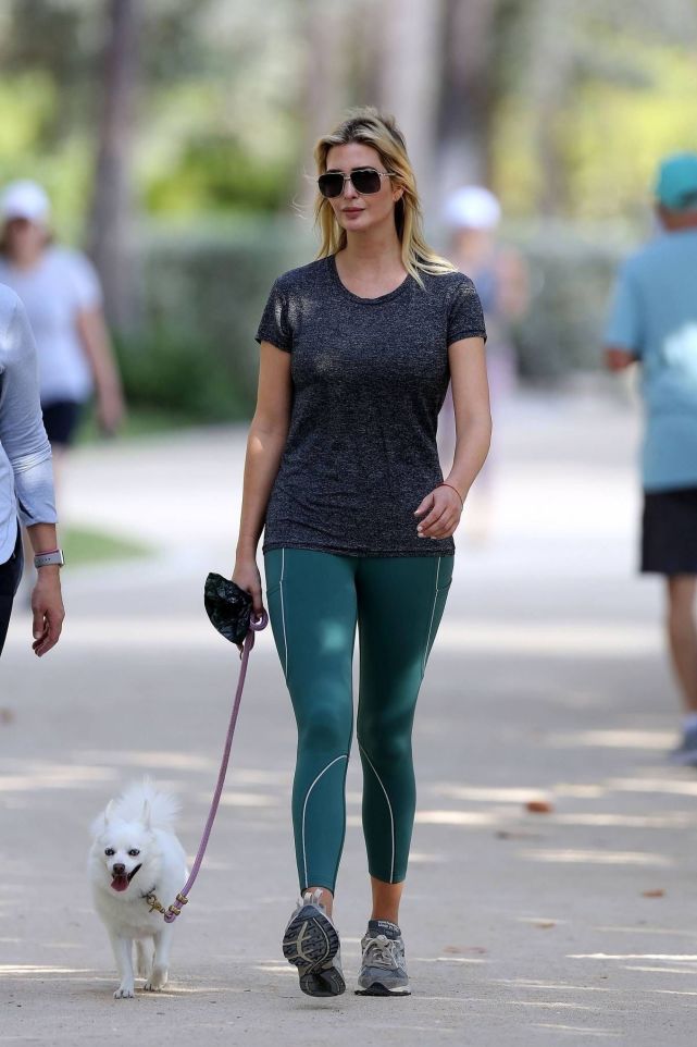 伊万卡·特朗普,穿短袖瑜伽裤遛狗,颜值依旧,身材运动而性感