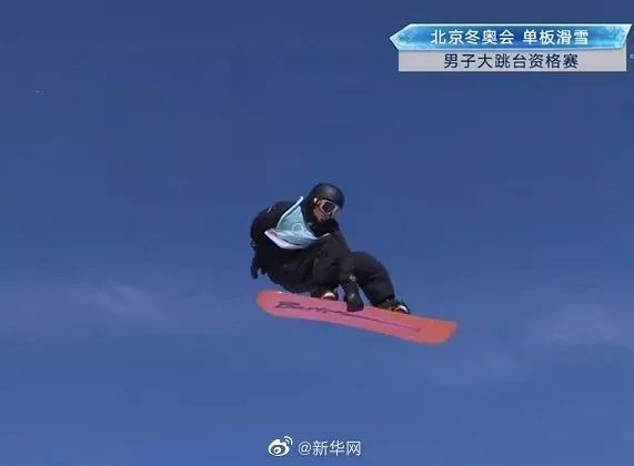 二鸣惊人苏翊鸣顺利晋级单板滑雪男子大跳台资格赛