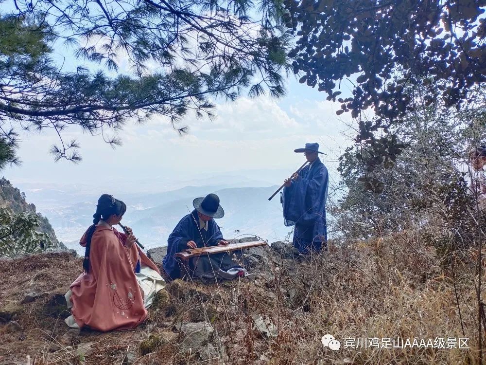 今日宾川穿着汉服去朝山成为鸡足山美景中的绝绝子