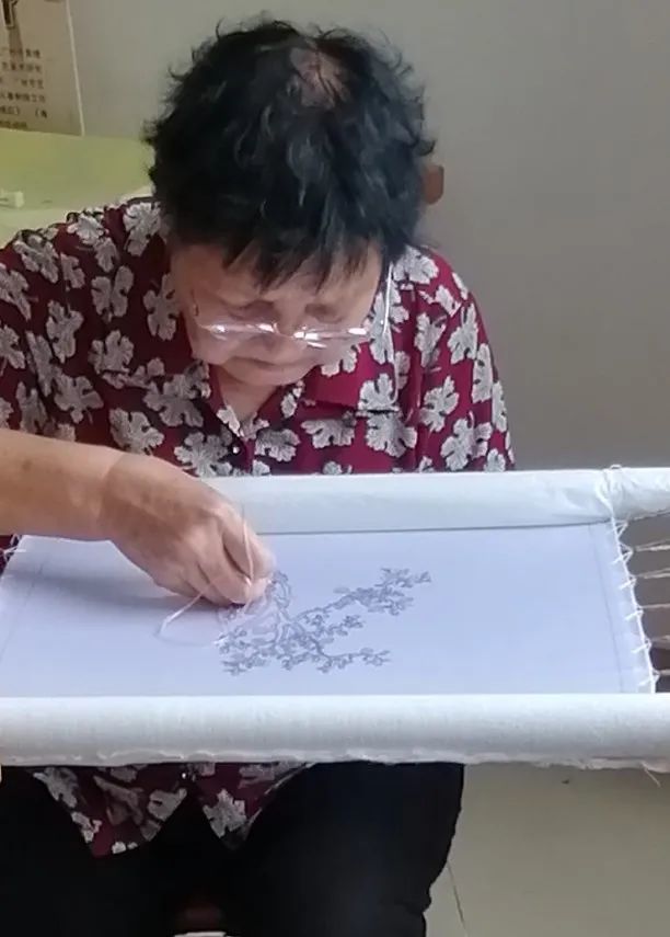 embroidery time陆柳卿本复绣由广绣省级代表传承人陆柳卿刺绣,共用时