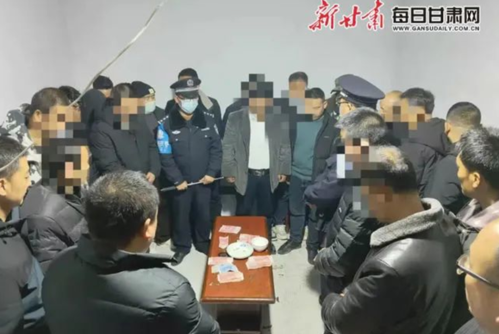 康县公安局长坝派出所民警经工作发现辖区某村段某某家聚众赌博,民警