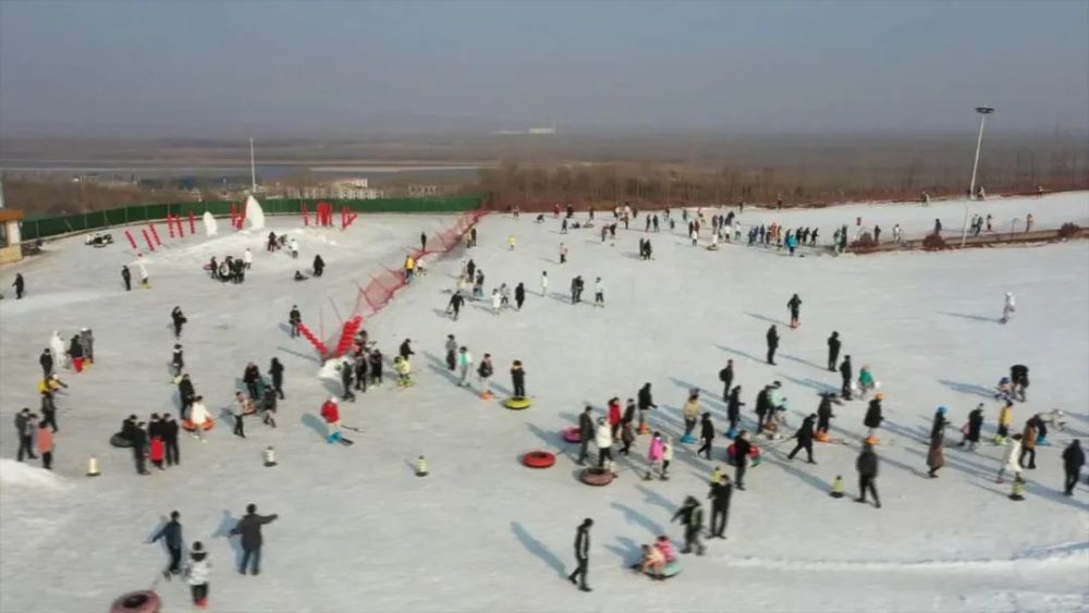 为进一步推广冰雪运动,为北京冬奥会助力,研山滑雪场除原有双板,单板