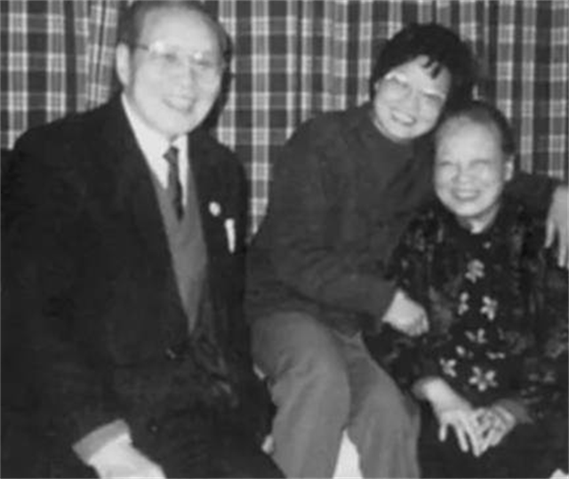 重逢又经历了几年的时间,沈醉才知道粟燕萍已经嫁人了.