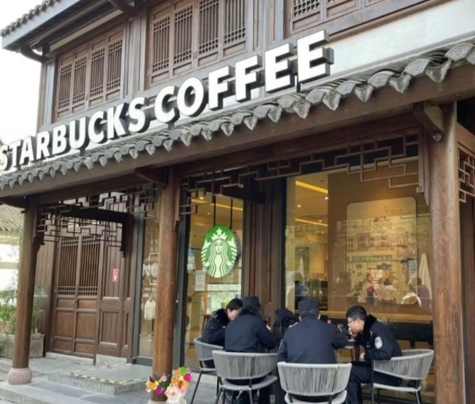 重庆星巴克惹众怒执勤民警门外吃饭店员恶语驱赶别影响形象