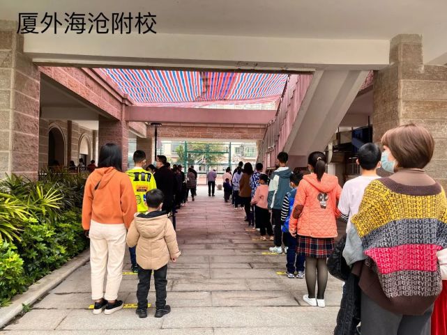 海沧区卫健局专业技术人员下沉到学校检测点现场指导各学校核酸检测