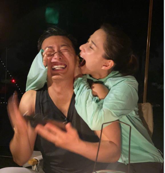 何超莲晒5年前游泳美照当时追求美黑身材太好了吧