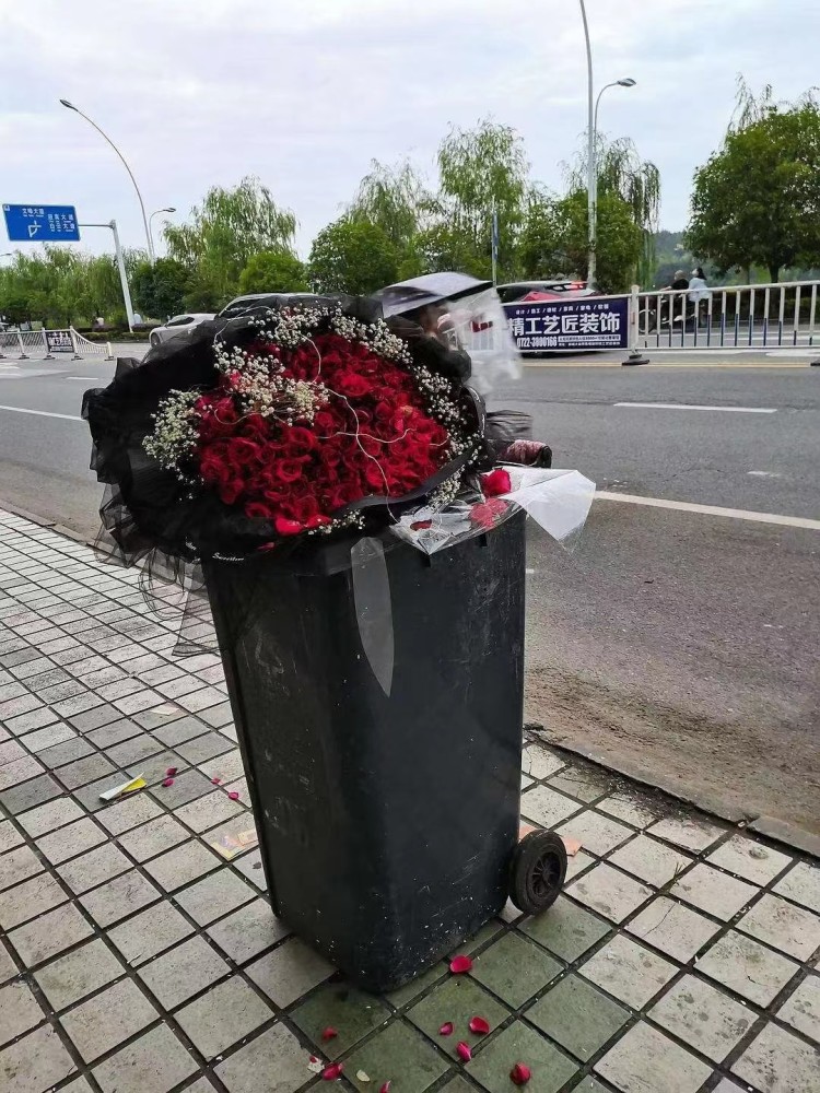 情人节垃圾桶都收到满满鲜花