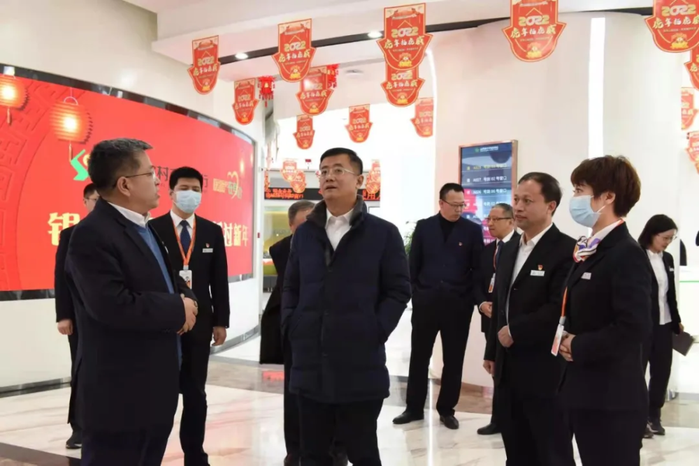 会后,李颖耀副主任一行深入阳泉农商行,参观总行营业