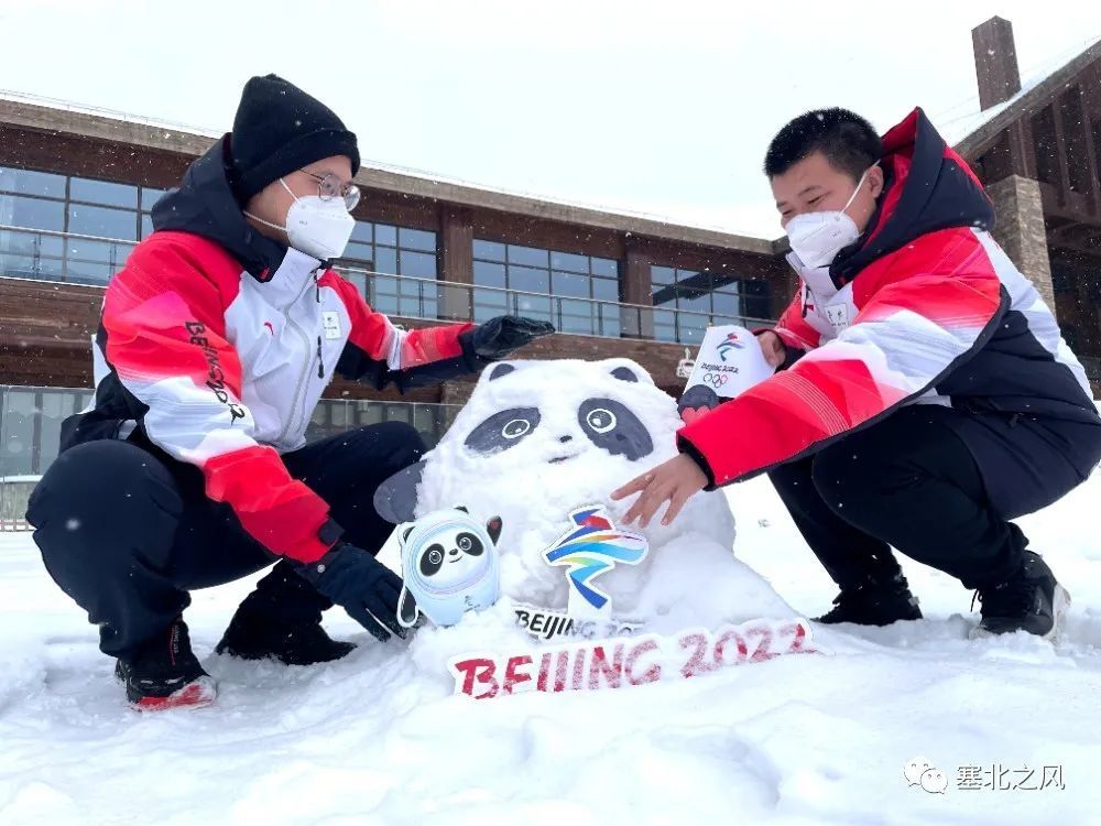 冬奥之城可爱冰墩墩雪中绽放