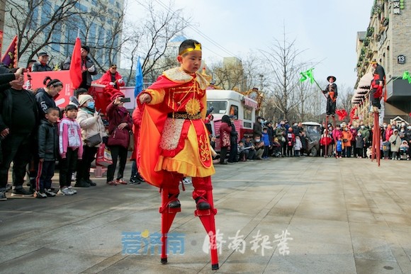 5岁济南萌娃踩高跷看传统民间艺术在成长中传承