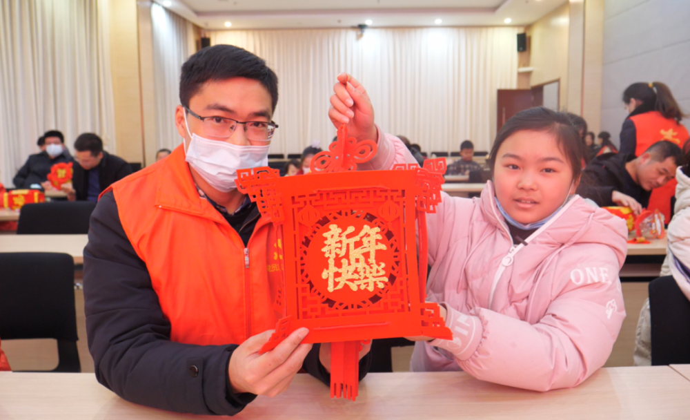 娄钰楷 田晗祯:冰墩墩花灯,雪容融花灯,祝大家元宵节快乐.