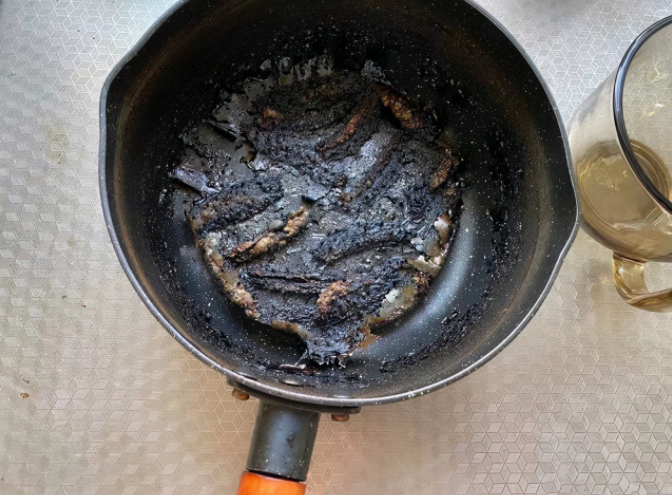 只是最后这个深圳网友晒出了一锅烧焦的多春鱼,让人看完后哭笑不得"