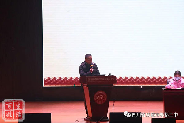 杨建军校长深刻领悟当前教育改革的大势,并作了开学讲话,指出二中要