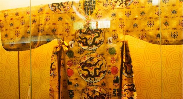 古代皇帝龙袍不能水洗穿臭了怎么办原来是贫穷限制了想象力