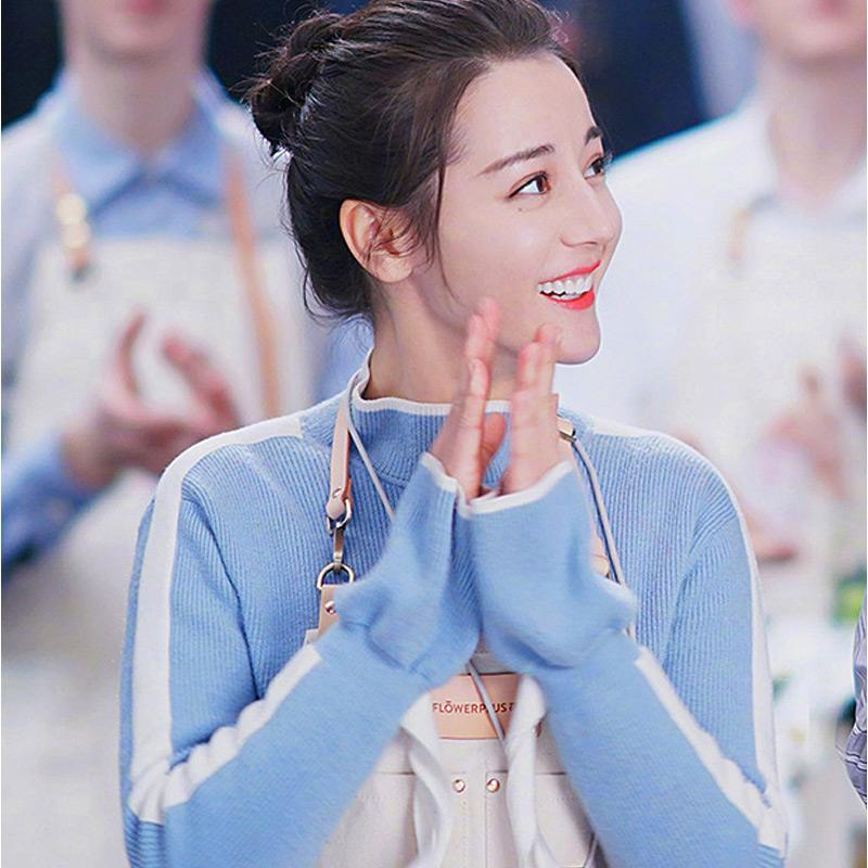 迪丽热巴元宵节晒自拍套头的毛衣太可爱了感觉和高冷颜值不搭