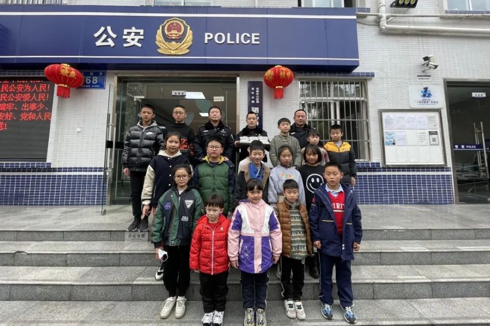 2022年2月15日,成都平安少年警讯的8名小学员来到驷马桥派出所,为辛勤