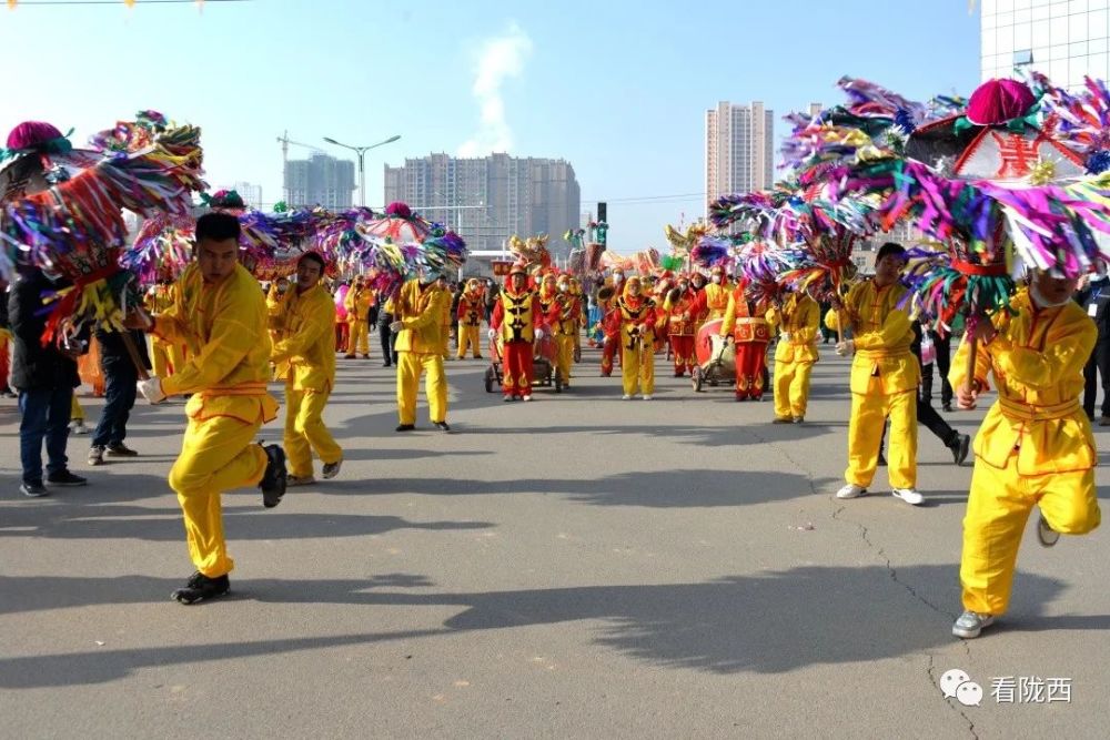 通过舞龙舞狮,高跷高乐,花船锣鼓等传统秧歌表演形式,充分展示陇西