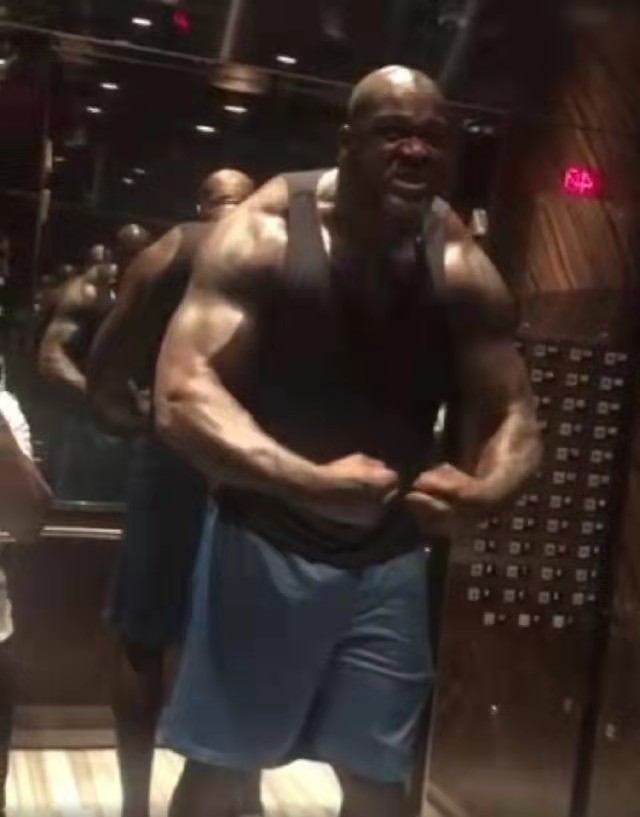 350斤奥尼尔只有肥肉当你看到他的腹肌照就不这么认为了