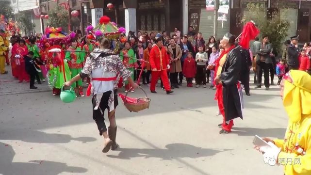 晶晶,绿绿弯弯黄瓜灯,层层叶叶白菜灯,绿格莹莹西瓜灯,圆圆扁扁鼓鼓灯