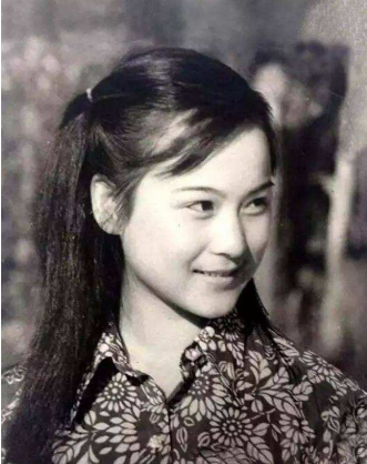 其实还有一位演员张玉屏,她的离开,也让人叹息,她曾是最佳史湘云的