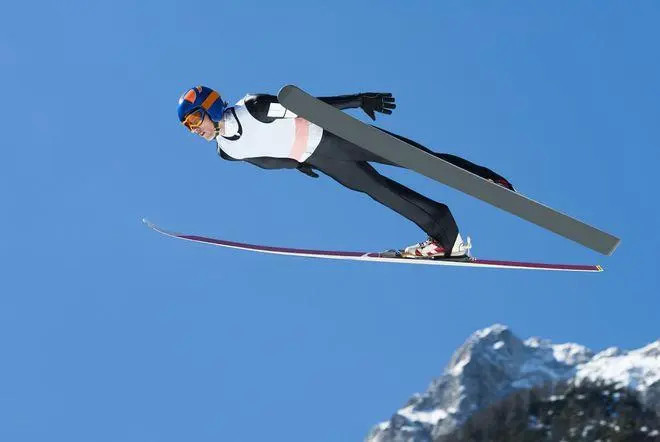 冬奥会跳台滑雪运动员是飞得更远还是摔倒由什么因素决定