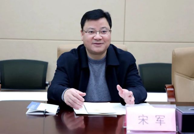 宋军指出,城中区的发展,离不开各企业和企业家的共同努力.