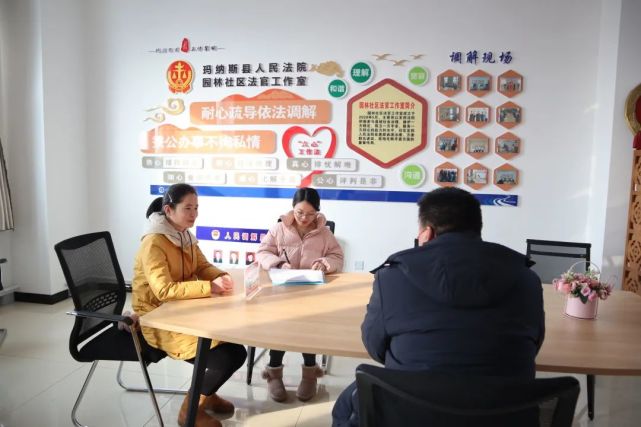 大叔向游客亮出党徽,当我看到温泉县牧民策马扛旗护送奥运健儿出征,总