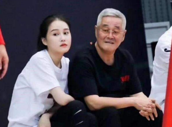 赵本山女儿赵玉芳同学都嘲笑我没爸爸弟弟离世后撑起母亲晚年