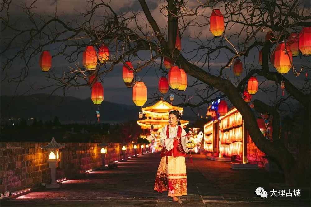 古城墙灯会活动,中国首部派对式戏剧《幻境2099》……漫步大理古城