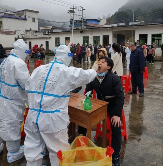 雨苏小凤:随时准备为党和人民奉献一切2022年2月,参加赴百色核酸