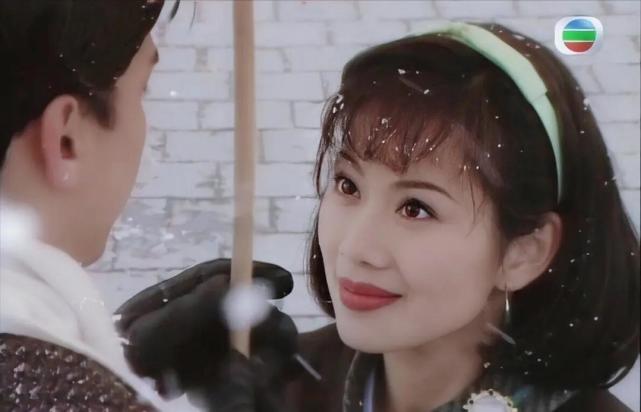陈松伶饰演的冯程程,一头短发,雪中撑伞的场景,唯美,梦幻,一双乌黑的