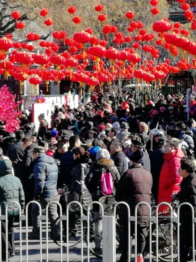 它是老北京的文玩商品大市场,是从前北京地区名人书画的荟萃之地,是