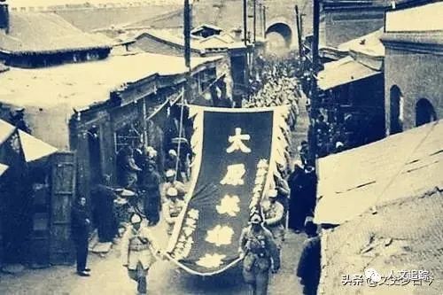 图|1949年4月,太原解放,解放军入城彼时,太原百废待兴,韩纯德作为太原